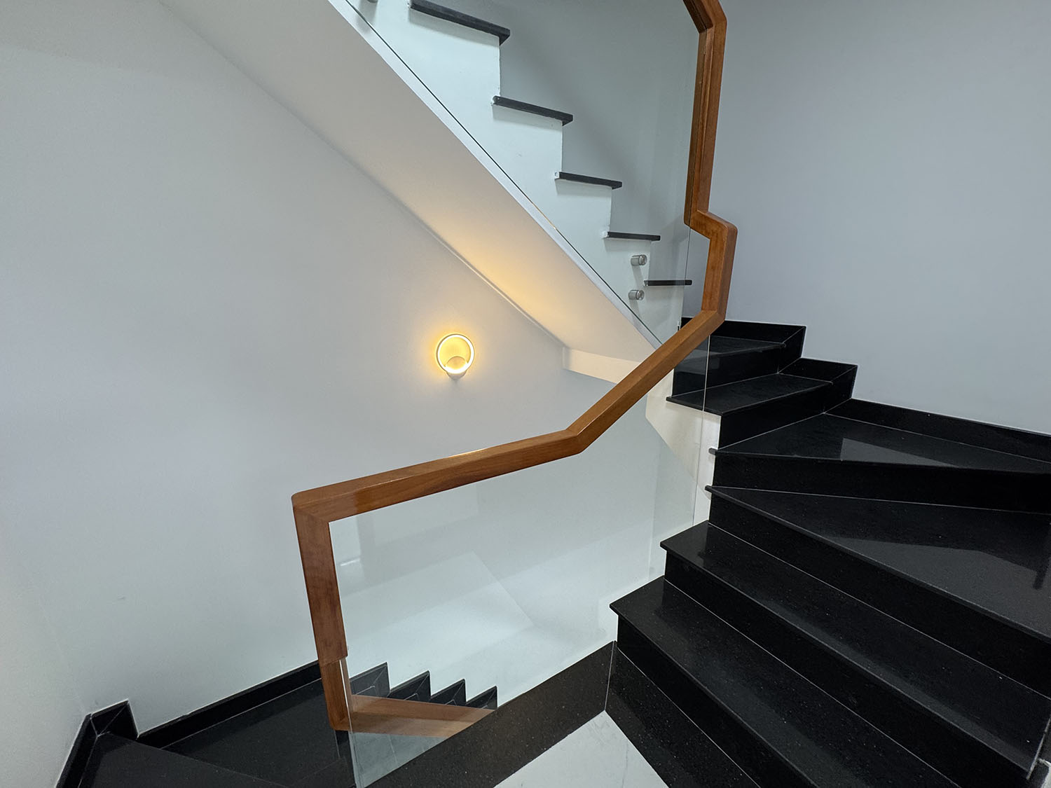 Tuyệt phẩm biệt thự mini 3 lầu, góc 2 mặt tiền hẻm 2 xe hơi 7 chỗ tránh nhau khu VIP Đặng Văn Ngữ